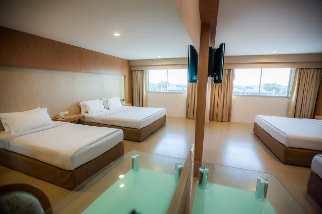 Golden City Rayong Hotel Екстериор снимка